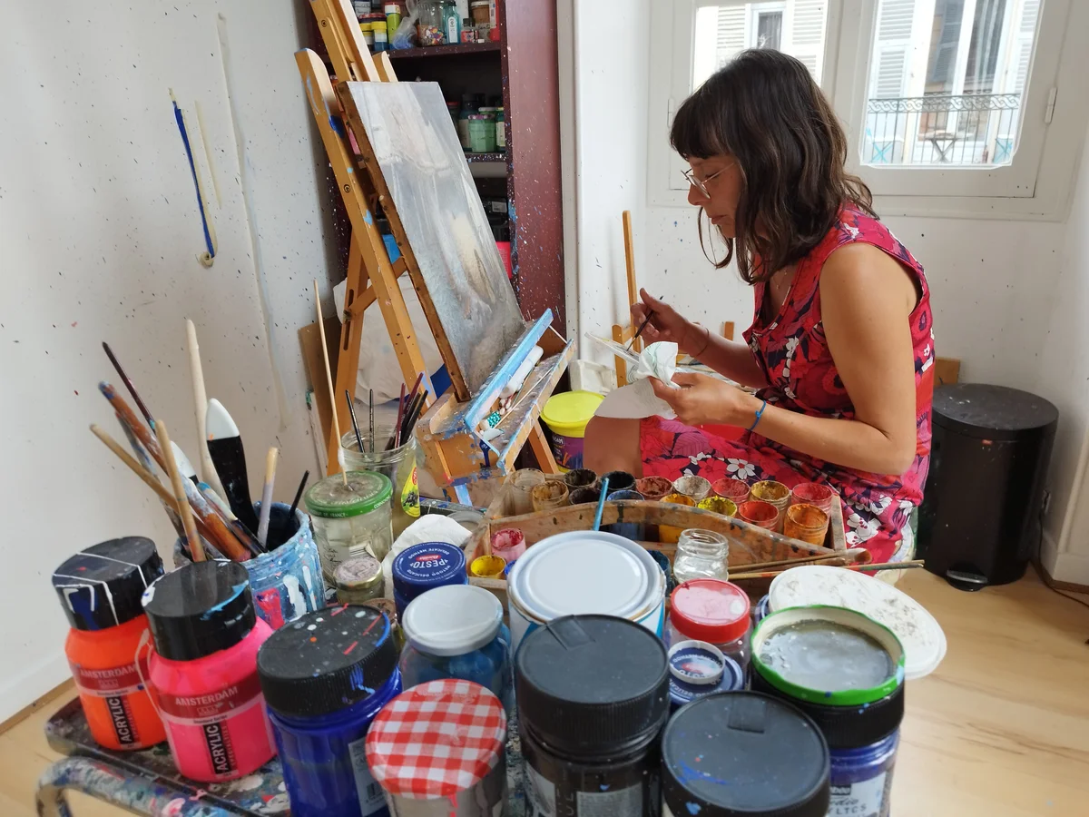 Atelier de restauration de tableaux à Nice avec lumière naturelle contrôlée pour l’examen des œuvres.