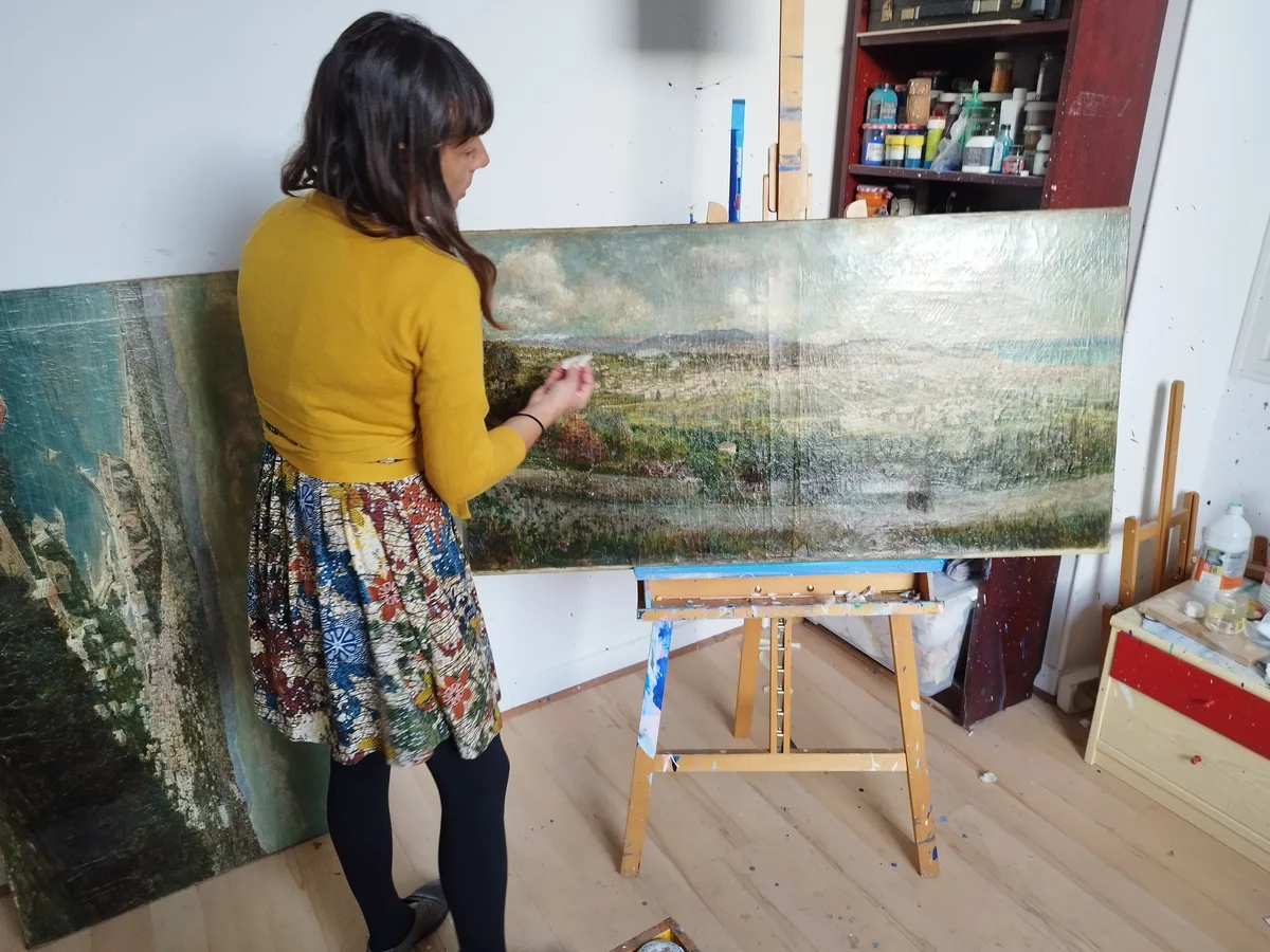 Poste de travail de l’atelier de restauration de tableaux à Nice, chevalets et matériel prêts pour accueillir les tableaux.