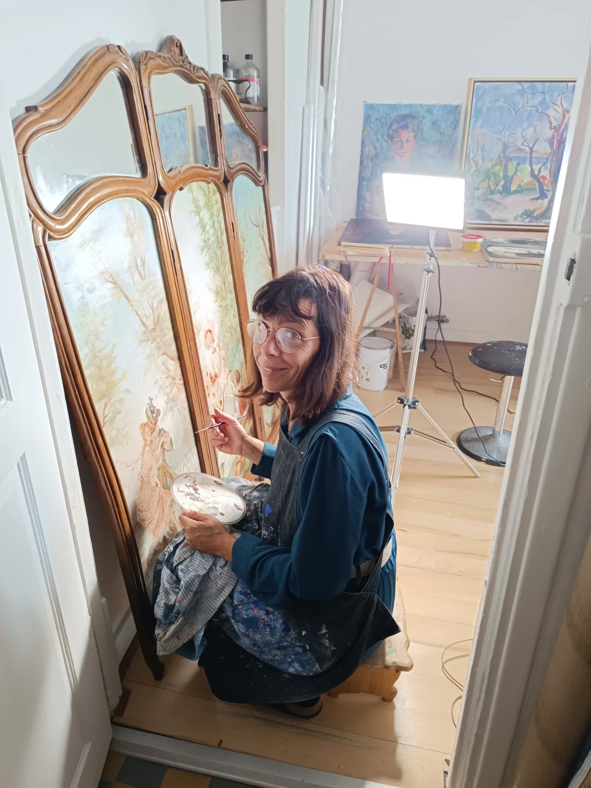 Contrôle de la brillance et de l’uniformité du vernis sur un tableau restauré à l’atelier.