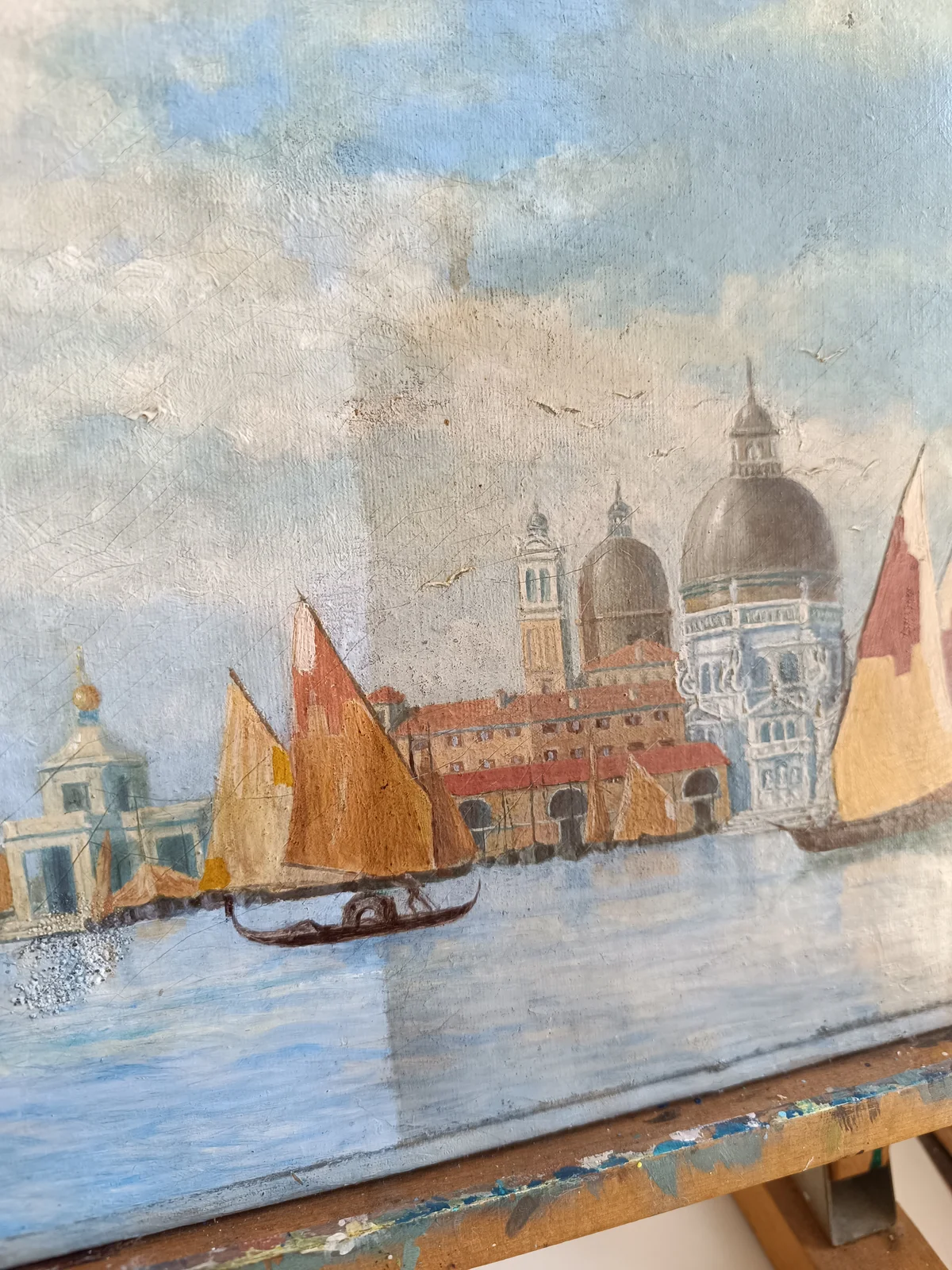 Fixage de la couche picturale soulevée sur un portrait ancien à l’aide d’adhésifs stables.