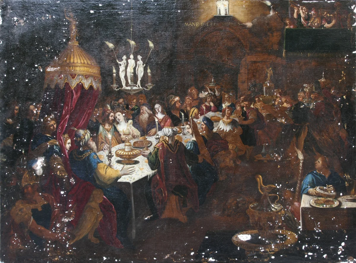 Grand banquet décoratif avant restauration, vernis brun et taches, typique de certains décors à Cannes.