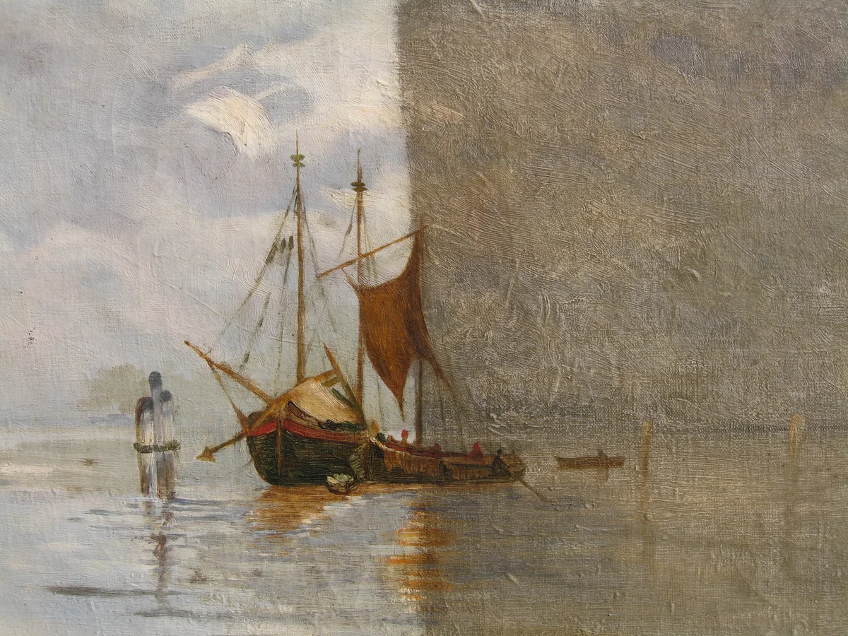 Paysage marin accroché dans une villa à Cannes avant restauration, atmosphère jaunie par le vernis ancien.