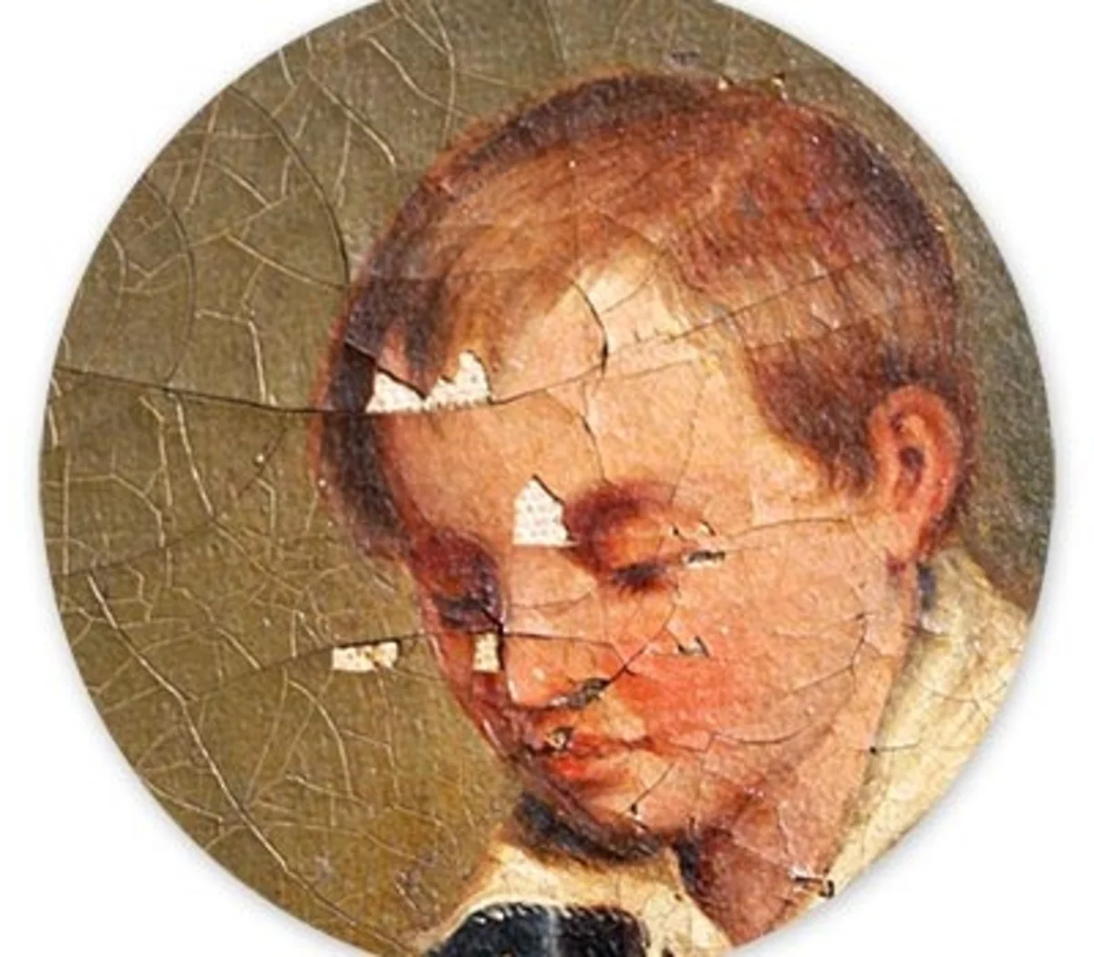 Petit portrait rond présentant craquelures et lacunes avant intervention de restauration.