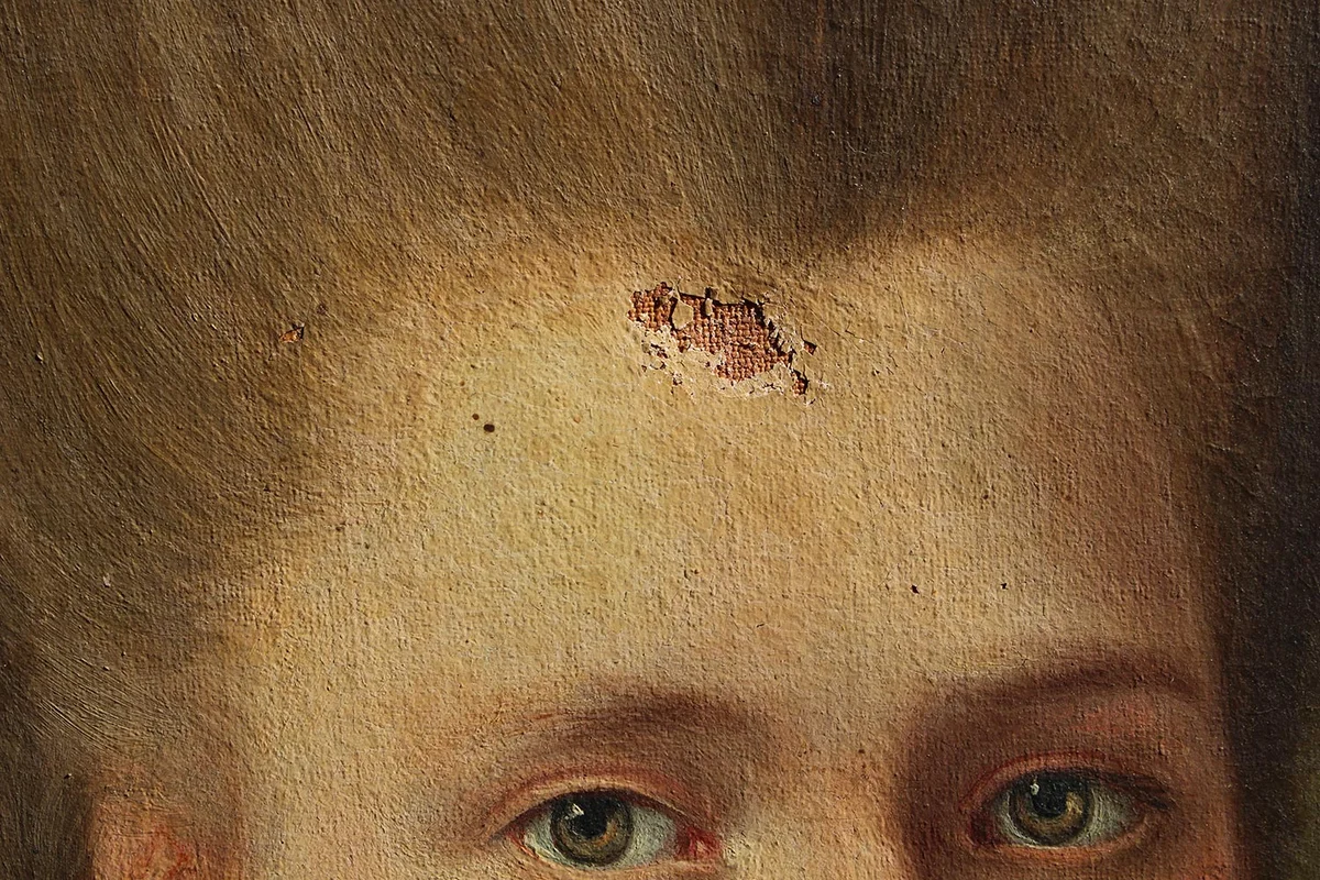 Détail de portrait présentant une importante lacune avant réintégration picturale dans un hôtel de Cannes.