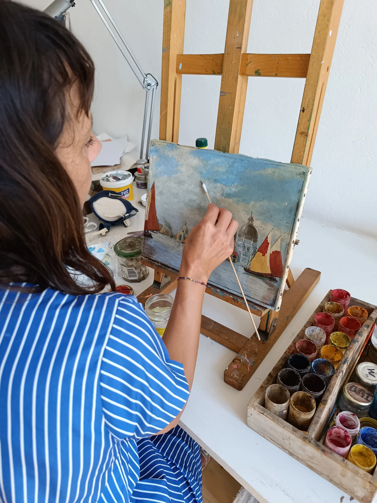 Restauration de soulèvements de couche picturale, fixage en cours sous protection.