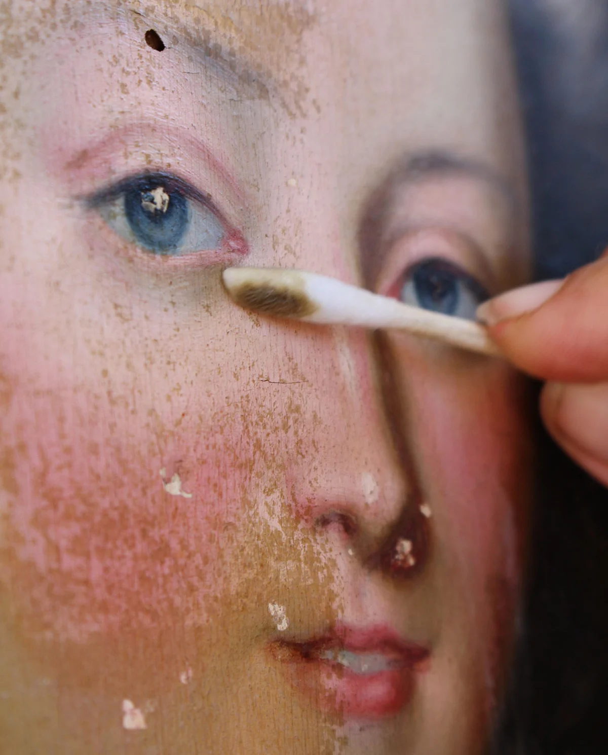 Détail de texture picturale avant restauration, encrassements et vernis opaques.