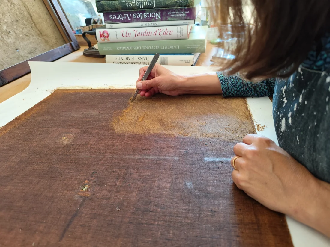 Vue d’atelier pendant la restauration d’un tableau, documentation photographique en cours.