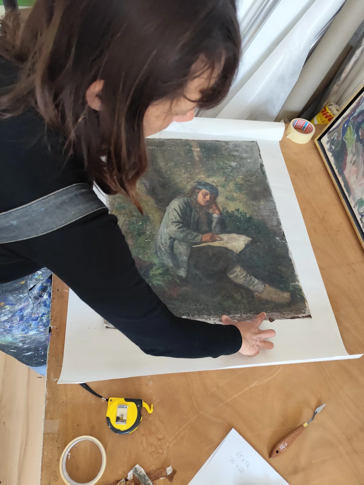 Vérification du châssis et du support avant restauration complète du tableau.