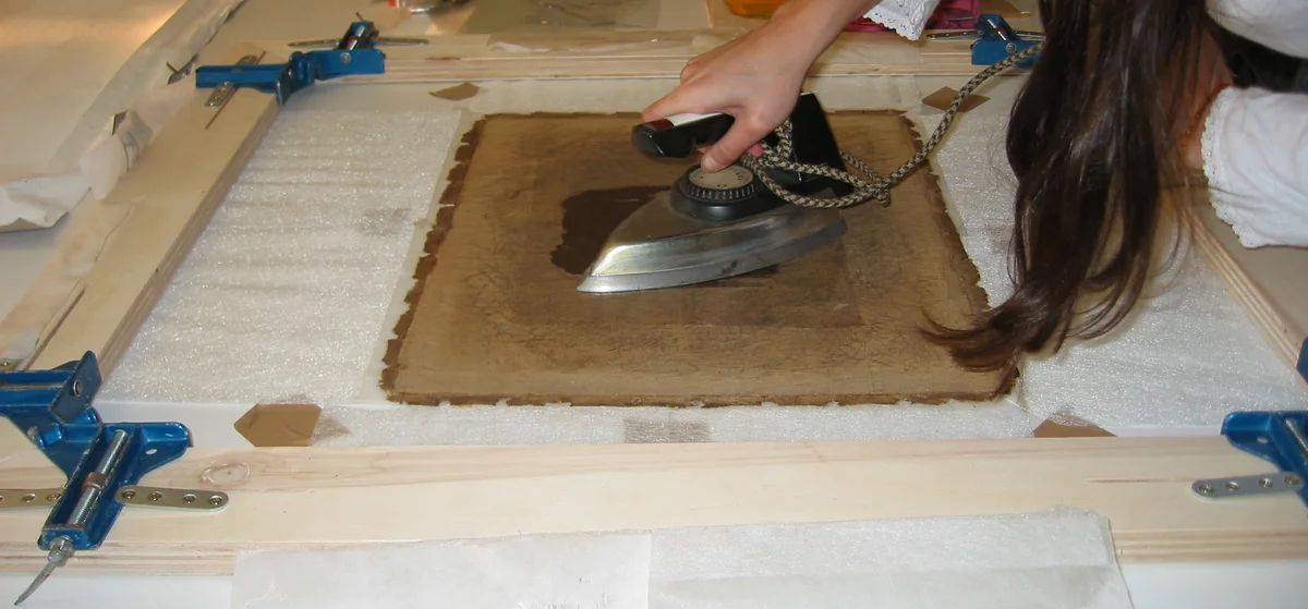 Rentoilage traditionnel à la colle de peau.